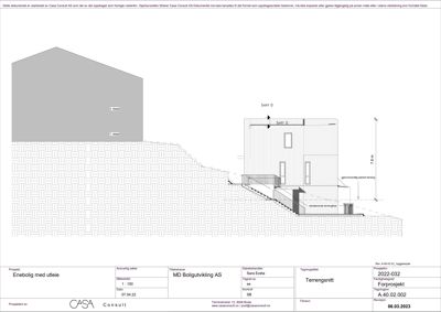 Snittegning (terrensnitt) som viser bygningens høyde, etasjer og forhold til terrenget.