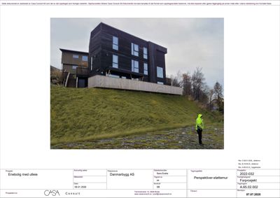 Fotografi av en ferdigbygd eller planlagt enebolig med uteleie, sett fra siden med en person i sikkerhetsvest foran.