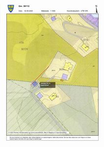Kart over et område med eiendommer, veier og terrengforhold, inkludert gnr/bnr-informasjon og koordinatsystem.