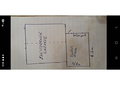 Håndtegnet etasjeplan som viser en eksisterende garasje og et planlagt tillegg med angitte mål og en port.
