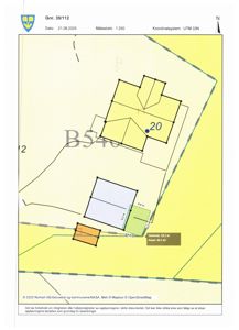 Situasjonsplan som viser tomtens grenser, bygningers plassering, veier og områder med opplysninger om areal.