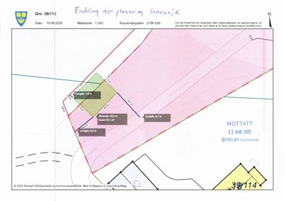 Situasjonsplan som viser eiendomsgranser, arealoppdelinger og en håndskrevet notat om endring av garasjeplassering.