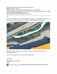 Et flyfoto eller kart som viser et område med en elv, en vei og en markert mur.