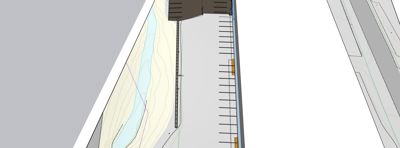 Situasjonsplan som viser tomtens terrengform, vannløp, og plassering av en bygning med tilhørende parkeringsplass.