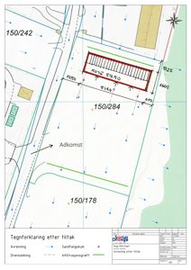 Situasjonsplan som viser tomtens grenser, nabotomter, adkomstvei, og plassering av bygning i forhold til grunnen.