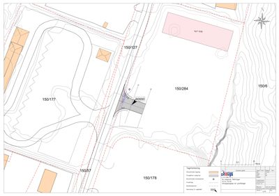 Situasjonsplan som viser tomtens beliggenhet, grenser (150/xxx), høydemålerlinjer og plassering av eksisterende bygninger.
