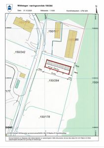 Situasjonsplan som viser tomtens plassering (150/284) i forhold til nabolag, veier og andre eiendommer, med mål og retning.