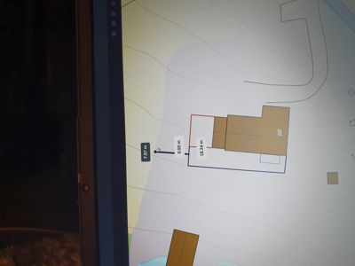 Situasjonsplan eller tomteplan som viser bygningens plassering på tomten med mål og avstander.