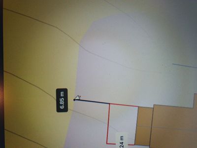 Et utklipp fra en situasjonsplan som viser målinger av avstander (6,85 m og 24 m) i forhold til eiendomsgrenser og bygning.