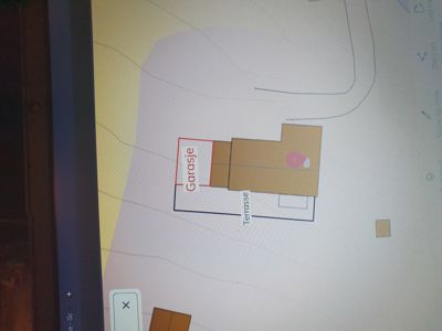 Etasjeplan eller situasjonsplan som viser en bygning med rommerket 'Garasje' og 'Terrasse'.