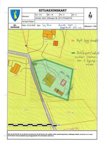 Situasjonskart som viser eiendomsgranser, topografi og plassering av bygninger på tomta.