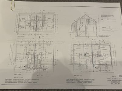 Bildet viser en arkitekttegning med flere etasjeplaner (2. etasje, 1. etasje, kjeller) og et snitt av en bygning.
