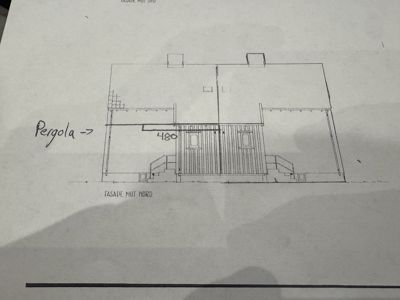 Fasadetegning av en bygning sett fra nord, med håndskrevne notater om en pergola.