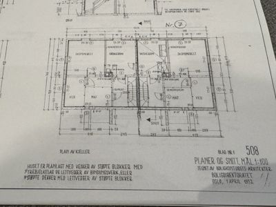 Etasjeplan (kjeller) med romfordeling, mål og konstruksjonsdetaljer.