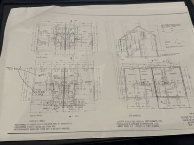 Bildet viser en tegning med etasjeplaner (1. etasje, 2. etasje, kjeller) og et snitt av en bygning.