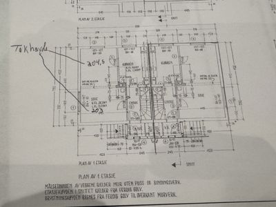 Etasjeplan (Plan av 1. etasje) med romfordeling, mål og notasjoner.