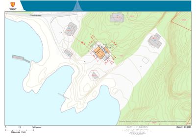 Situasjonsplan som viser bygningens plassering i forhold til kystlinjen, nabobebyggelse, topografi (konturlinjer) og veier.