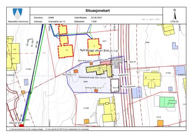 Situasjonskart som viser eiendommen med eksisterende og planlagt bygninger, grenser, veier og topografi.