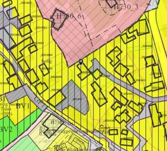 Situasjonsplan som viser tomtegrenser, bygningssilhuetter, høydemålinger (konturer) og arealbruk (fargekodet).