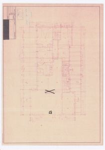 En tegning som viser romfordeling, veggposisjon og dimensjoner for en etasje i en bygning.
