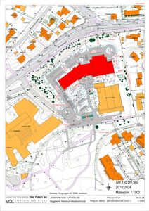 Situasjonsplan som viser bygningens plassering i forhold til nabolaget, veier og tomtegrenser.