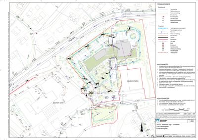 Situasjonsplan (tomteplan) som viser bygningens plassering i forhold til nabolaget, vegnett og infrastruktur.