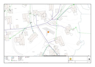 Situasjonsplan som viser tomtens plassering i forhold til nabolag, veier og vannledninger.