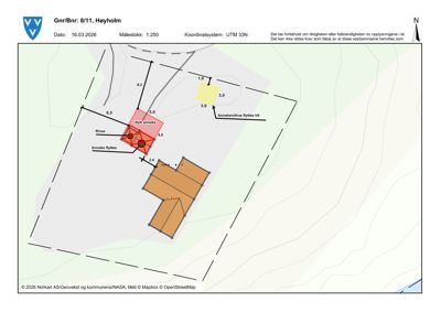 Situasjonsplan som viser tomtens form, grenser, eksisterende og planlagt bebyggelse med mål og notasjoner om flytting av bygninger.