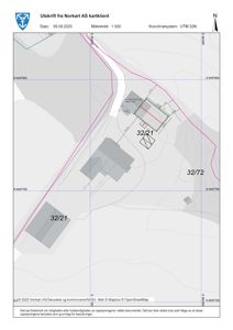 Situasjonsplan (tomtekart) som viser eiendomsnummer, bygningers plassering, vegger, og topografi.