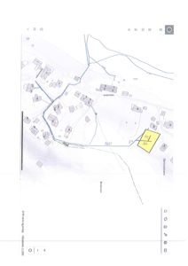 Et kart over et område med flere bygninger, veier og en markert tomt (gul farge). Kartet viser topografi og infrastruktur.
