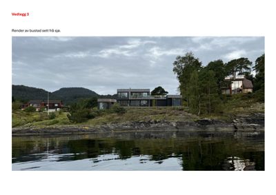 Fotografi av en moderne bustad sett fra sjøen, med andre hus i bakgrunnen.