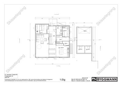 Etasjeplan (1. Etg) som viser romfordeling, møblering og dimensjoner for et hus.