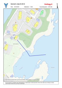 Situasjonsplan som viser tomtens beliggenhet i forhold til nabolag, veier (Torggata, Torgavegen) og vann (Skarøneset, Havnabukta).