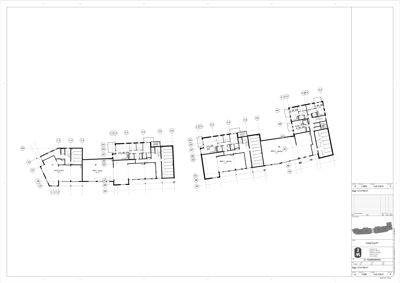 Etasjeplan eller romfordeling for en bygning, med veggkonturer, romnummer og tekniske merknader.