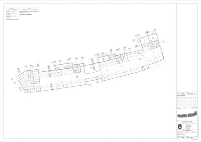 Etasjeplan eller romfordeling for et bygg, sannsynligvis et hotell eller etater med flere rom.
