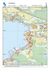 Oversiktskart over et kystområde med bygningsfot, veier og vannmasser, inkludert koordinatsystem og målestokk.
