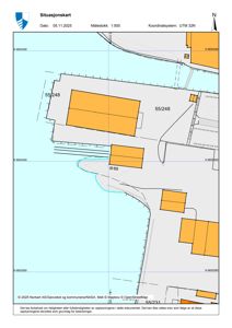 Situasjonskart som viser tomt, bygninger, vann og grunneiergrenser.