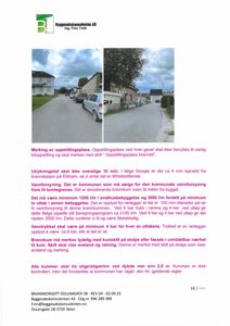 To foton som viser en oppstillingsplass for brannbil ved en gavel, med tilhørende tekst om krav til plassering og merking.