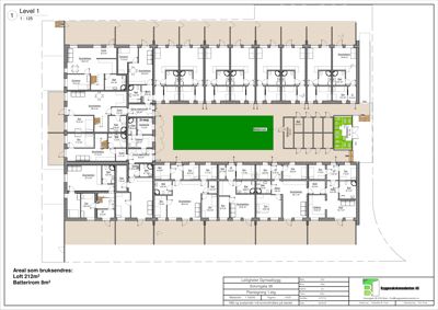 Etasjeplan (Level 1) av et bygg, sannsynligvis et gymnase eller idrettshall, som viser romfordeling, dører, vinduer og arealer.