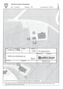 Situasjonsplan som viser tomtens form, vegforhold og plassering av bygninger (vedahus/redskapshus) med mål.