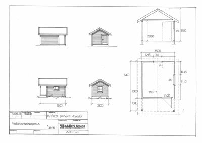 Tegning som viser fasader (oppsett fra front og side) og et snitt av et vedhus/redskapshus.