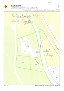 Kartutsnitt som viser eiendomsgranser, bygningers plassering og veier i området.