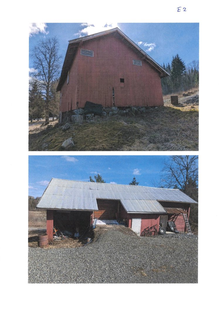 Fotografier av to ulike bygninger (en rød skure og en annen bygning med metalltak) sett fra utsiden.