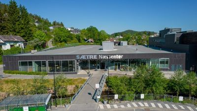 Fotografi av Sætre Nærssenter sett fra utsiden.