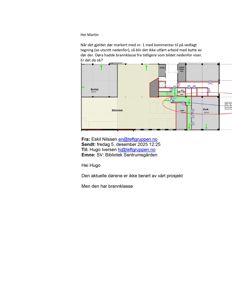 Etasjeplan (tverrsnitt) av et bygg med rombetegnelser som 'Bibliotek', 'Butikk' og 'Kvik'. Tegningen viser dører, vegger og en markert del med røde streker.