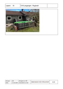 Fotografi av en eksisterende eller planlagt bygning (hus) sett fra bak/side, med terrasse og omgivelser.