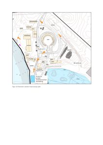 Situasjonsplan som viser tomtens topografi (konturlinjer), eksisterende og planlagte bygninger, veier, vannkropp, brannhydranter og en markert flomveier.