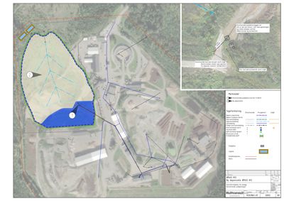 Situasjonsplan som viser tomtens grenser (grønn linje), eksisterende og planlagt bebyggelse, samt vannløp og vannmagasin (blå områder).
