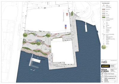 Situasjonsplan (L-01) som viser bygningens plassering i forhold til vann, vei og omgivende areal med detaljer for beplantning og overflater.