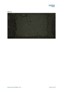 Fotografi av en grå, kornet overflate, sannsynligvis betong eller asfalt, med små steiner og urenheter.